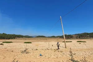 Xe máy thoải mái đi giữa lòng hồ Đan Kia – Suối Vàng 