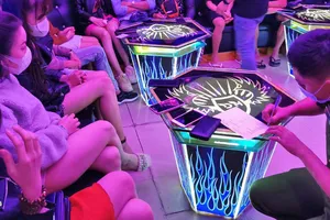 Phạt tiền, thu hồi giấy phép 2 quán karaoke phục vụ hơn 40 khách giữa mùa dịch  