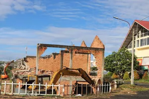 Cưỡng chế công trình sai phép tại chợ trung tâm Bảo Lộc