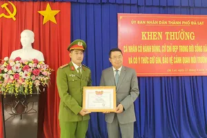 Đại úy công an trả lại 300 triệu cho người đánh rơi trên phố