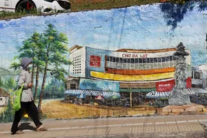 Loạt tranh trên bờ taluy tô điểm Đà Lạt