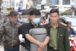 Đà Lạt: 2 đối tượng rải hàng ngàn danh thiếp chứa mã độc, khiêu dâm