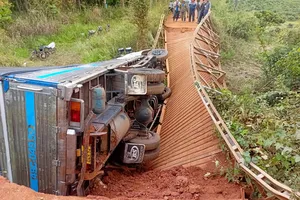 Cầu sắt bị sập do xe tải chở phân bón đi qua