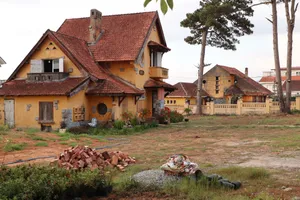 Dãy biệt thự cổ đường Cô Giang, phường 9, TP Đà Lạt (tỉnh Lâm Đồng) thuộc biệt thự nhóm hai - có giá trị về nghệ thuật, kiến trúc, văn hóa, lịch sử nhưng bị bỏ hoang nhiều năm