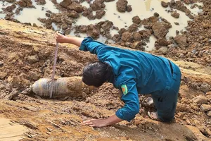 Phát hiện vật thể nghi bom dài gần 1 mét khi đào ao