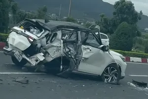 Tai nạn trên đường cao tốc Liên Khương - Prenn khiến 2 người bị thương, xe hơi biến dạng