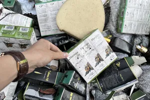 Mỹ phẩm bị vứt bỏ la liệt bên đường ở Đà Lạt