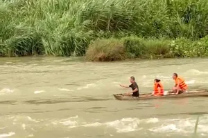 Lâm Đồng: Cứu hộ kịp thời một gia đình mắc kẹt do nước hồ thủy điện dâng cao