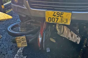 Xe ô tô va chạm xe máy trên đèo Tà Nung khiến 2 người tử vong