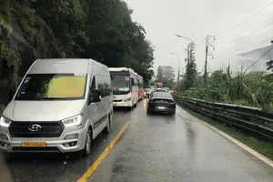 Phương tiện ì ạch qua đèo Bảo Lộc ngày cuối kỳ nghỉ lễ