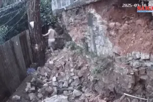 Đà lạt: Bờ taluy bất ngờ đổ sập, một người may mắn thoát nạn