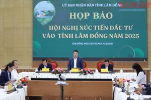 Ông Nguyễn Ngọc Phúc, Phó Chủ tịch UBND tỉnh Lâm Đồng giải đáp một số thông tin liên quan đến hội nghị xúc tiến đầu tư vào Lâm Đồng. Ảnh: ĐOÀN KIÊN