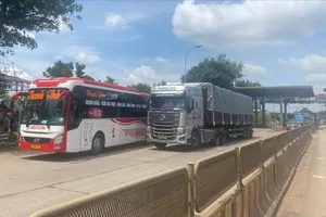 Bắt giữ khẩn cấp 3 người liên quan vụ xe ô tô chèn ép nhau trên quốc lộ