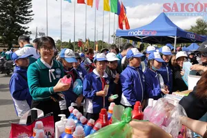 Lâm Đồng: Học sinh đổi rác độc hại lấy quà tặng