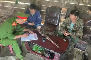 Nhiều người dân giao nộp súng, đạn tại Công an xã Đắk Mil (tỉnh Lâm Đồng)