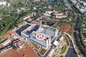 Bệnh viện Đa khoa Đắk Nông nằm cạnh quốc lộ 28, có bãi đáp trực thăng phục vụ công tác cấp cứu, vận chuyển bệnh nhân trong các tình huống khẩn cấp
