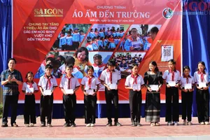 Chương trình “Áo ấm đến trường” của Báo Sài Gòn Giải Phóng đến với học sinh vùng sâu Đắk Lắk