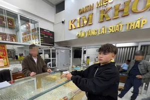 Cơ quan công an thực nghiệm lại hiện trường vụ cướp giật tiệm vàng