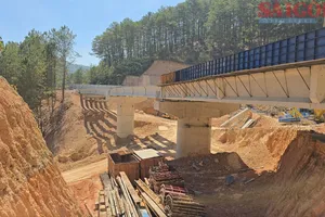 Thi công thần tốc, cầu cạn qua điểm sạt lở trên đèo Mimosa dần thành hình 