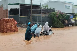 Quốc lộ 55 ngập sâu do mưa lớn trái mùa