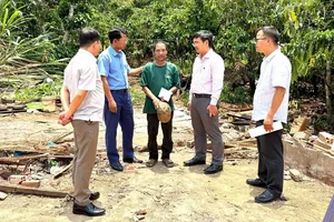 Lãnh đạo xã Đam Rông 2, tỉnh Lâm Đồng động viên, trao hỗ trợ cho các gia đình bị thiệt hại sau trận dông lốc