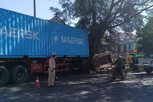 Lâm Đồng: Xe đầu kéo va chạm xe công nông, nhiều người thương vong