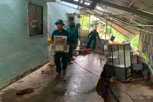 Lâm Đồng: Lực lượng chức năng hỗ trợ di dời nhà dân bị sụt lún sau mưa lớn