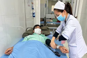 Bệnh nhân nghi ngộ độc được chăm sóc, điều trị tại Bệnh viện Đa khoa tỉnh Lâm Đồng