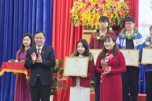 Bí thư Đảng ủy phường Xuân Hương – Đà Lạt Nguyễn Văn Lộc và Phó Trưởng Ban Tuyên giáo và Dân vận Tỉnh ủy Lâm Đồng Phạm Thị Hồng Hải trao thưởng cho các học sinh
