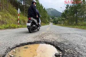 Mặt đường KDL quốc gia hồ Tuyền Lâm hư hỏng, đọng nước sau mỗi cơn mưa