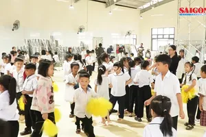 Các em học sinh Trường Phổ thông nội trú liên cấp Tiểu học và THCS xã Thuận An tập luyện văn nghệ trước ngày khai giảng