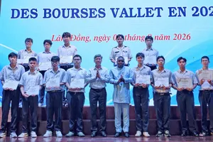 Các học sinh, sinh viên khu vực Tây Nguyên - Nam Trung bộ nhận học bổng Vallet