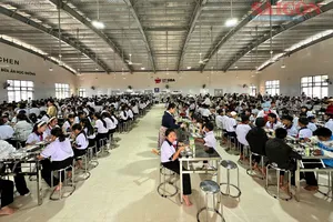 Lâm Đồng: Hơn 860 học sinh trường nội trú dùng bữa ăn đầu tiên
