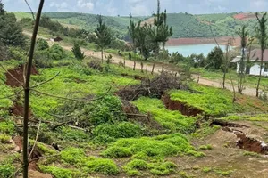Vết nứt, sụt lún kéo dài thuộc công trình hồ chứa nước Đắk Lông Thượng, xã Bảo Lâm 2, tỉnh Lâm Đồng