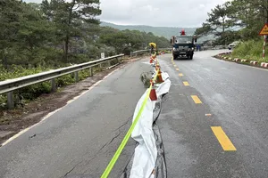 Xuất hiện vết nứt kéo dài dọc mặt đường đèo Mimosa
