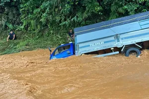 Lũ cuốn trôi ô tô ở Đà Lạt, 3 người may mắn thoát nạn