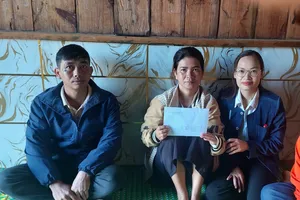 Báo SGGP tiếp tục trao tiền bạn đọc hỗ trợ chị Ka Hon tại Lâm Đồng