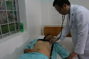 Ăn cá hồng, 10 người trong một gia đình nhập viện