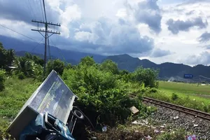 Xe tải va chạm với tàu hỏa, 3 người thương vong