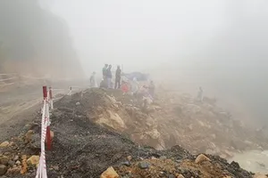 Lực lượng chức năng đang tìm kiếm trong thời tiết có mưa, sương mù dày đặc