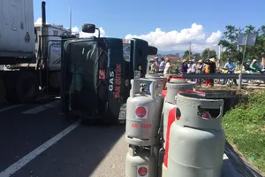 Xe chở bình gas lật nhào trên quốc lộ
