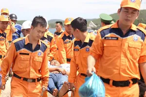 Cứu 10 ngư dân bị ngộ độc sau khi ăn cá chình