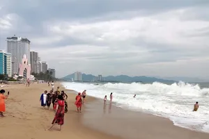 Nha Trang khách tăng đột biến vì “tranh thủ” đi tour trước bão