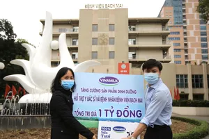 Bà Nguyễn Thị Minh Tâm – Giám đốc Chi nhánh Vinamilk tại Hà Nội trao tặng sản phẩm dinh dưỡng giá trị 1 tỷ đồng cho đại diện Bệnh viện Bạch Mai