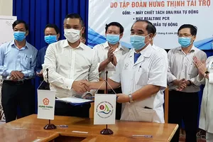 Tập đoàn Hưng Thịnh tặng máy xét nghiệm Covid-19 cho Khánh Hòa