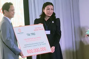 Đại diện Tập đoàn Hưng Thịnh trao hỗ trợ mua trang thiết bị xét nghiệm Covid-19