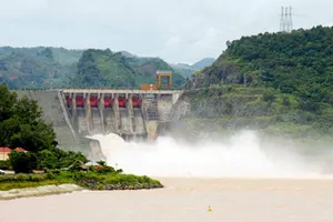 Thủy điện Hòa Bình cấp tốc xả lũ. Ảnh: VGP News 	