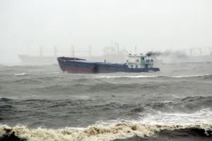 Ban chỉ đạo Trung ương họp khẩn vì áp thấp nhiệt đới nối áp thấp đổ bộ biển Đông