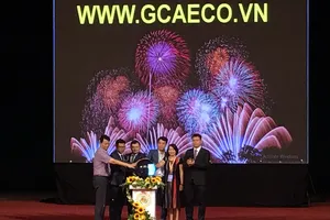 Đại diện Bộ NN-PTNT, Bộ Công thương và Trung ương Đoàn TNCS Hồ Chí Minh tham gia bấm nút khai trương sàn thương mại điện tử dành riêng cho nông sản sáng 7-11