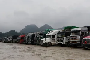 Đoàn công tác 3 bộ lên cửa khẩu “tháo gỡ” ùn tắc cho 2.600 xe hàng hóa
